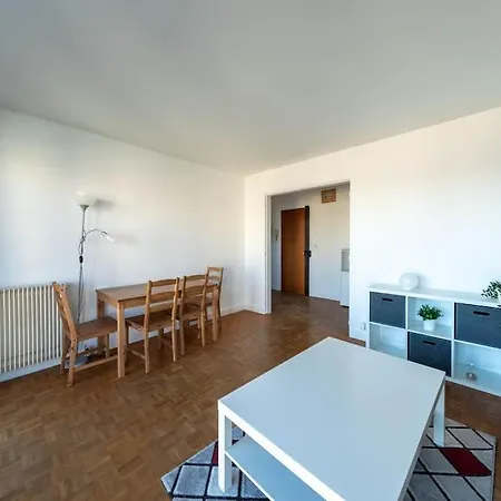 Very Quiet Five Minutes From The Rer Apartament